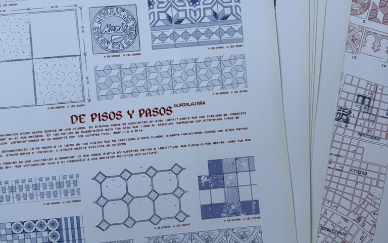 Pósters impresos de De Pisos y Pasos: Guadalajara, con dibujos de mosaicos en azul y un mapa del centro de Guadalajara en rojo